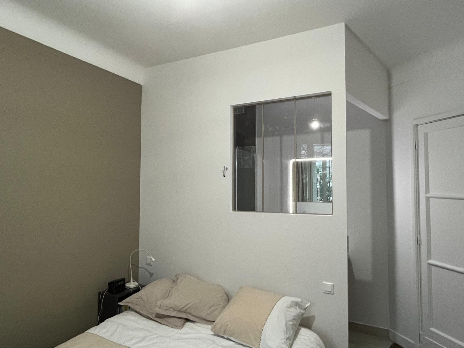 Chambre parentale avec verrière vers salle d'eau