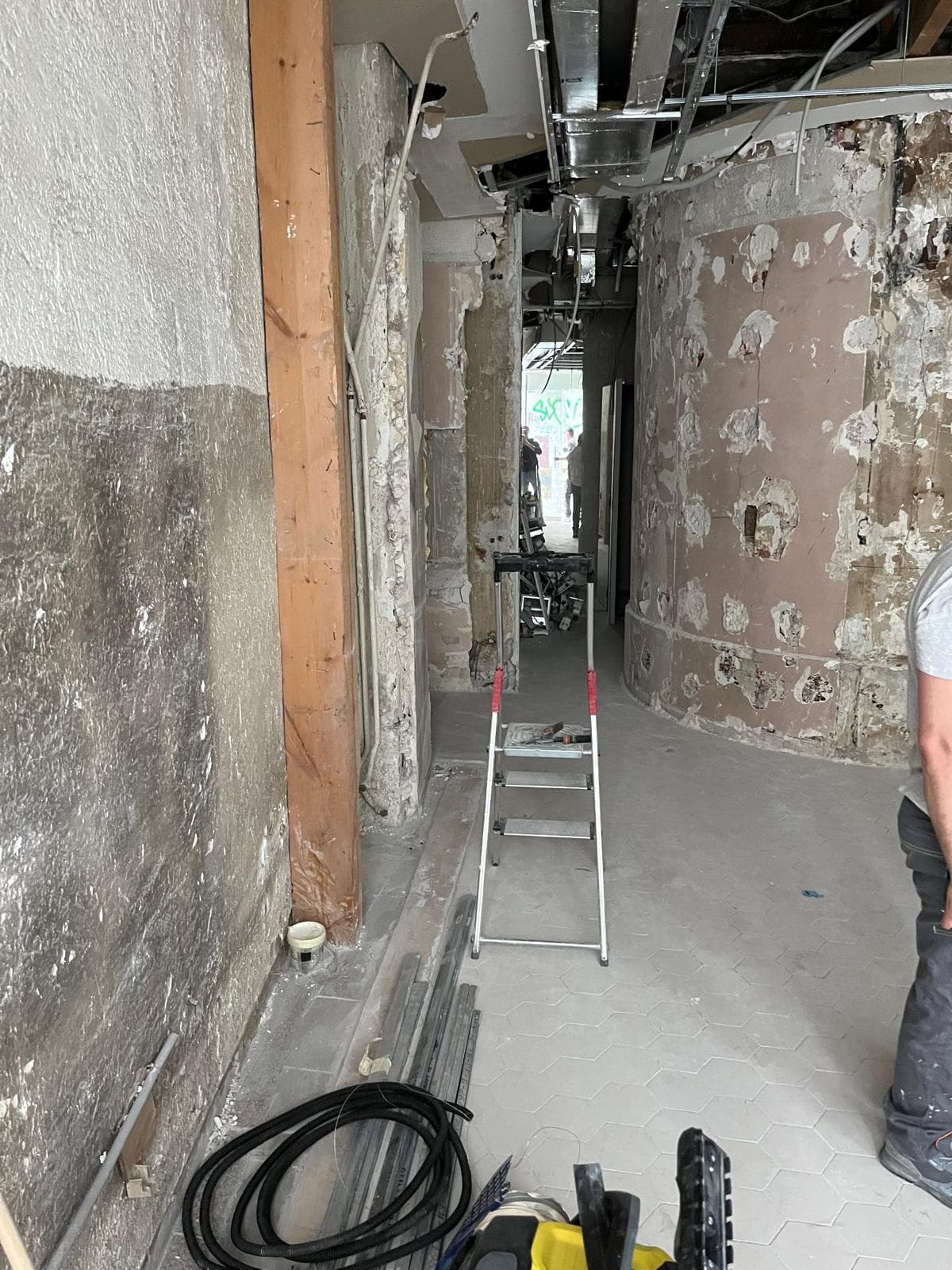 Mise à nu de l'espace avant rénovation complète