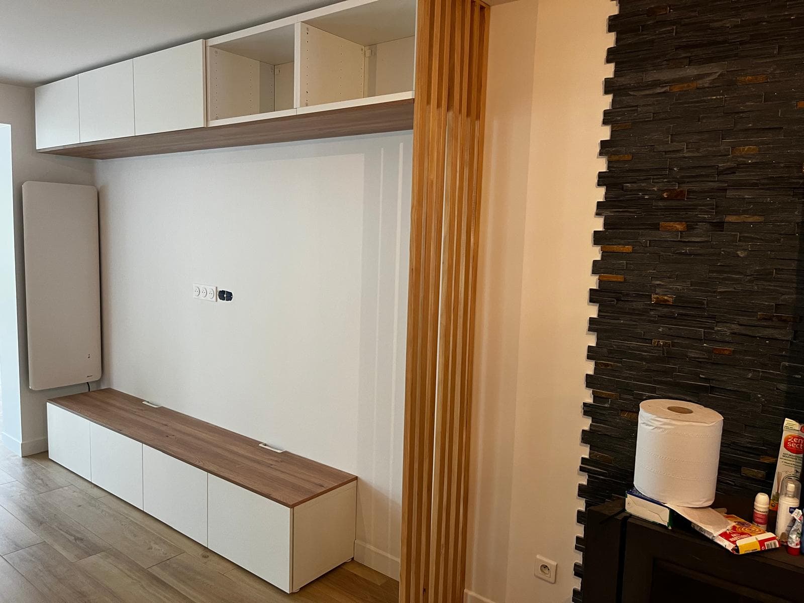 Salon moderne avec claustra - Saint-Maur