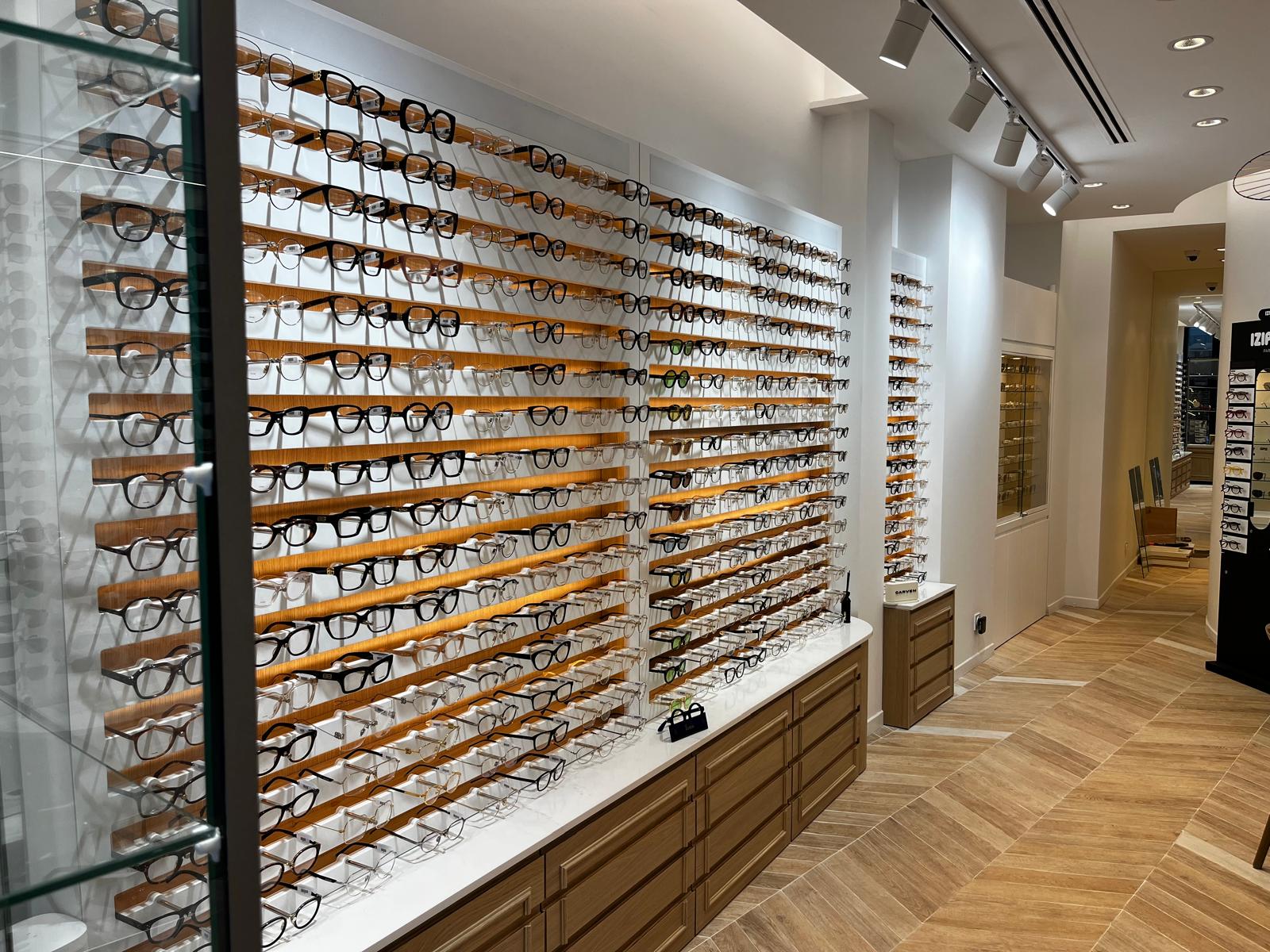 Rénovation boutique commerciale - Présentoirs sur mesure