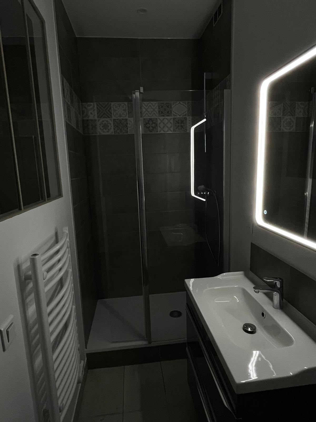 Salle d'eau moderne avec éclairage LED