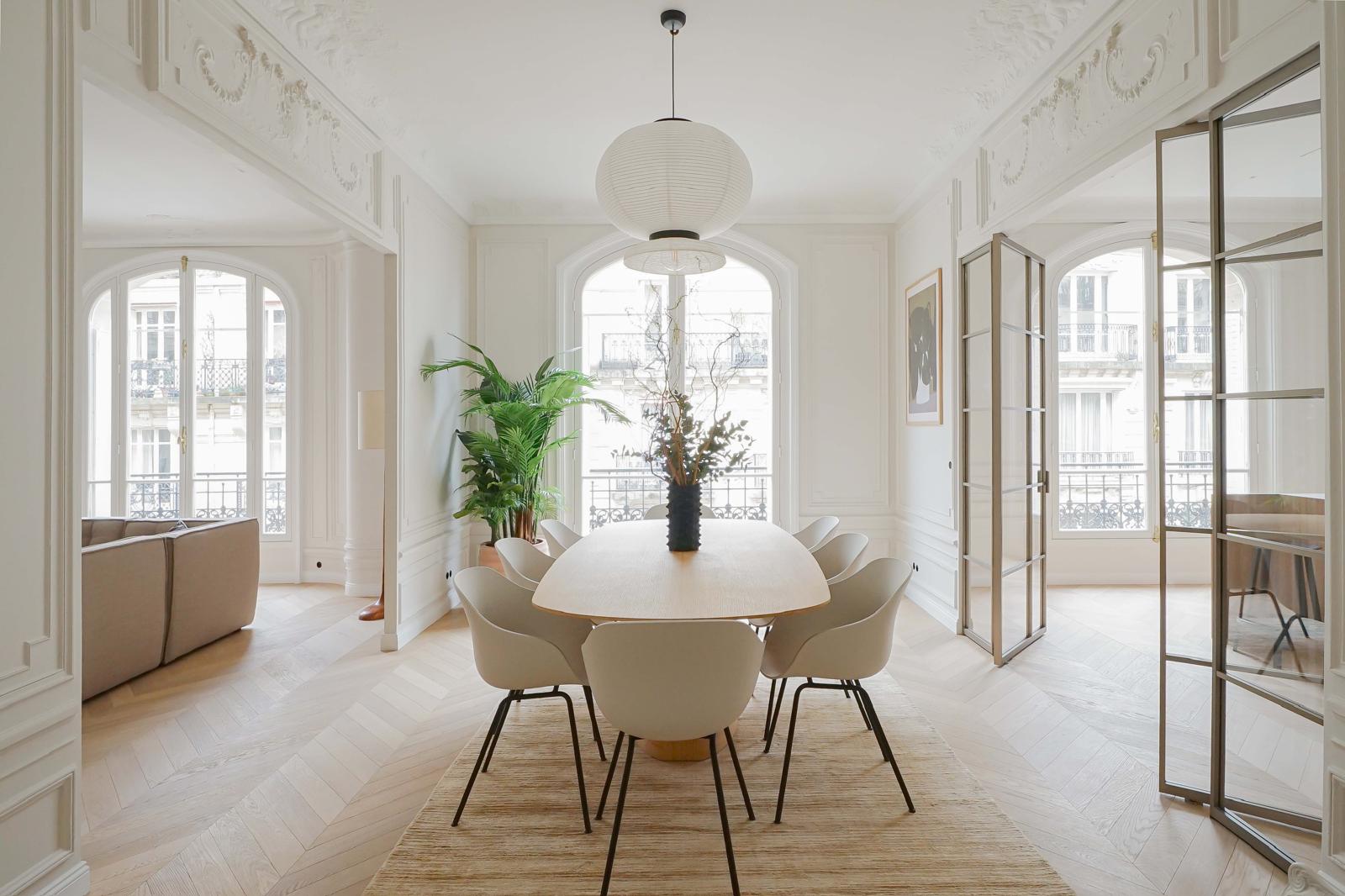 Rénovation appartement haussmannien - Salle à manger avec moulures